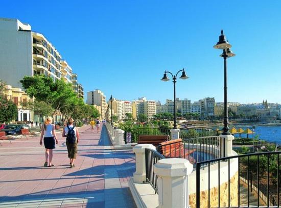 Modern Apartment Steps To St George'S Bay Saint Julian's エクステリア 写真