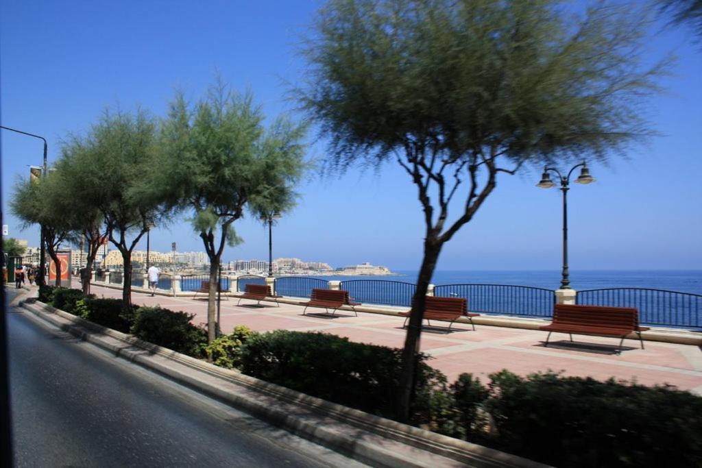 Modern Apartment Steps To St George'S Bay Saint Julian's エクステリア 写真